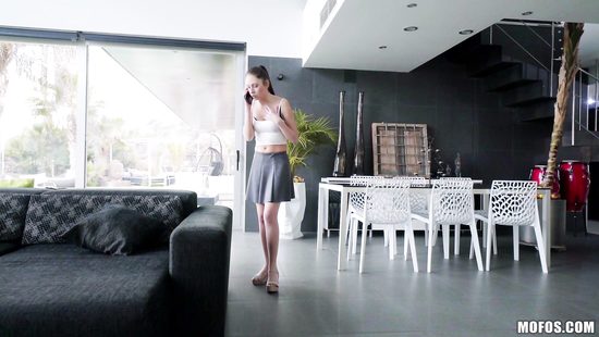 Женатый мужик твёрдым членом успокоил испуганную молодую соседку