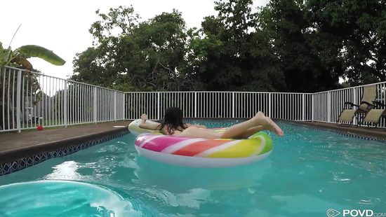 Впервые увидел лысую киску азиатки и засадил в неё здоровый член