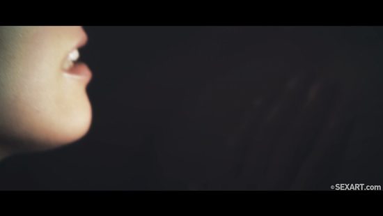 Красивый утренний секс в спальне стройной брюнетки с бойфрендом