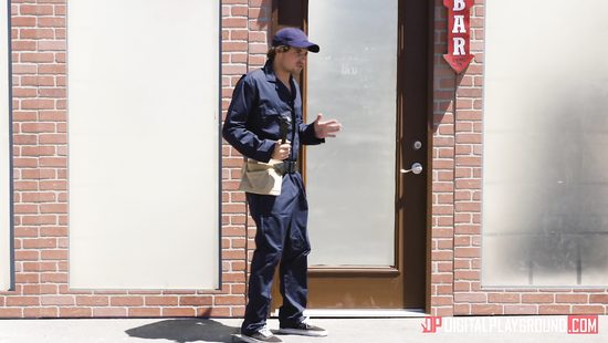 Чтобы стать актрисой сексуальная тёлка трахнулась с двумя сантехниками