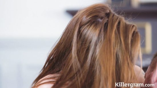 Обеспеченный самец жёстко отпорол на диване похотливую сучку