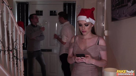 На новогодней вечеринке сделала знакомому минет на камеру и раздвинула ноги