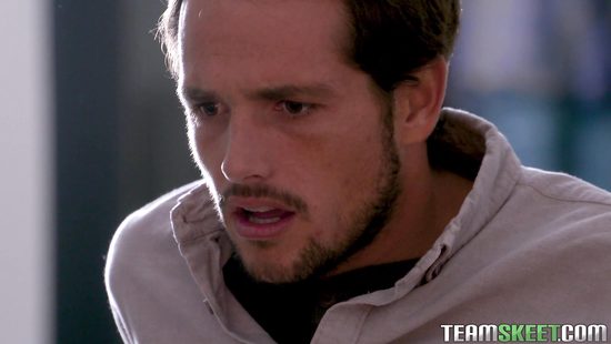 Преподнёс в подарок на Новый год красивым тёлкам свой член в коробочке