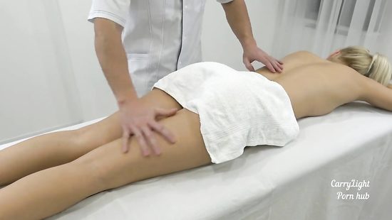 Домашний массажист крепко трахнул длинноногую блондинку
