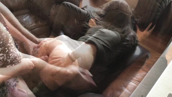 Солдатка пришла домой со службы и дала приятелю в раздолбанное очко