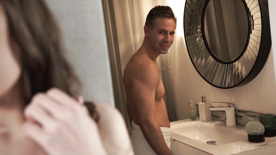 Гигант секса после душа чпокнул в зад шикарную подружку