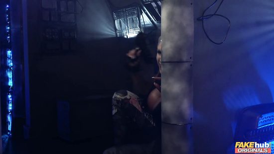 Межгалактический таксист трахает в поездке девушку андроида