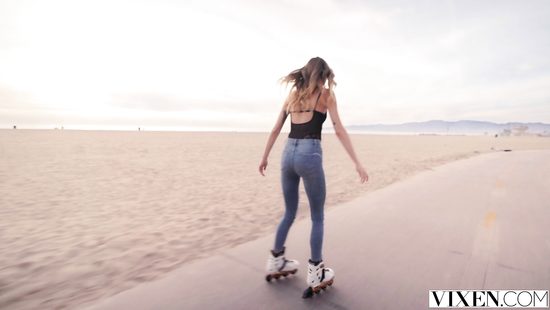 Редактор модного журнала поимел молодую модель и довёл её до сквирта