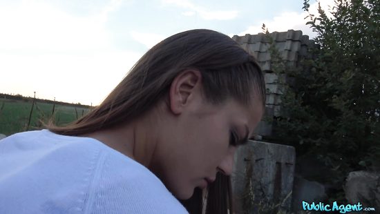 Улыбчивая девушка после секса с пошлым пикапером на природе глотает сперму