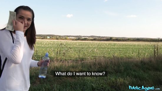 Улыбчивая девушка после секса с пошлым пикапером на природе глотает сперму