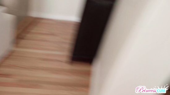 Настырная брюнетка всё-таки сумела добраться до члена соседа