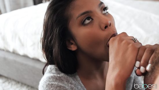 Молоденькая негритянка жарко скачет на большом члене крепкого мужика