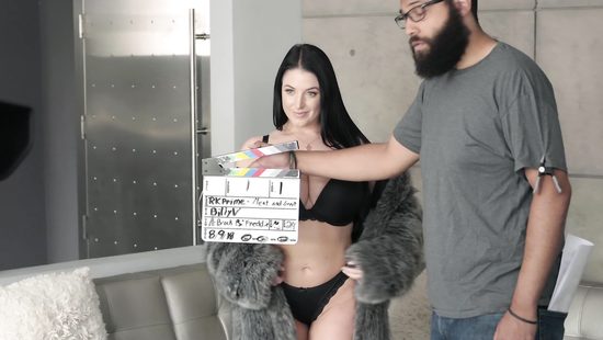 Порно модели лесбиянки не отказалась трахнуться с известным актёром