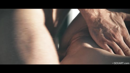 Стройная потаскушка нежно трахается с богатеньким парнем на лоджии