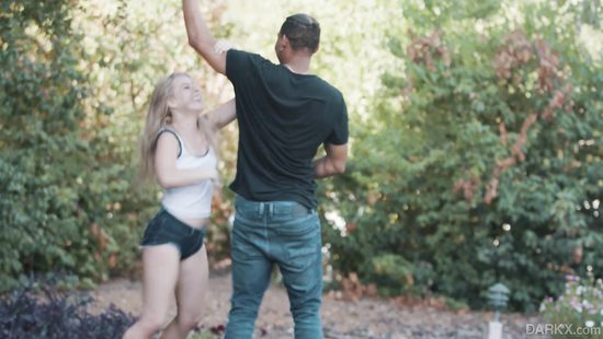 Молоденькая студентка подбила чернокожего футболиста на жесткий трах