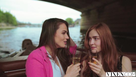 Две молоденькие туристки по очереди трахаются в киски с богатым французом