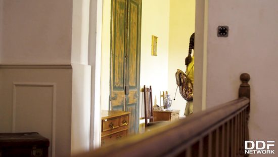 Молодая студентка проходит посвящение в секту с помощью анальной дырки