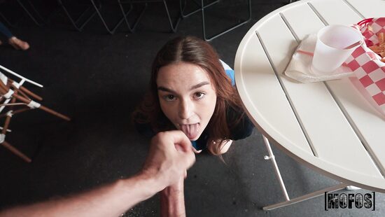 Всего лишь секс с официанткой у всех на виду