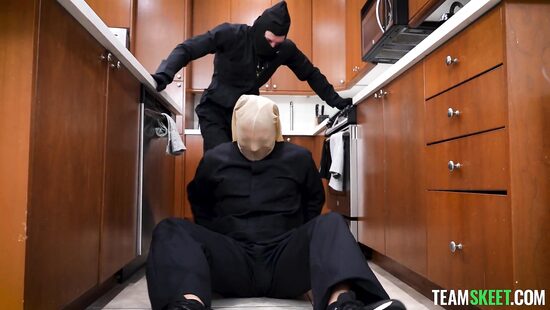 Пустой дом - это секс-курорт