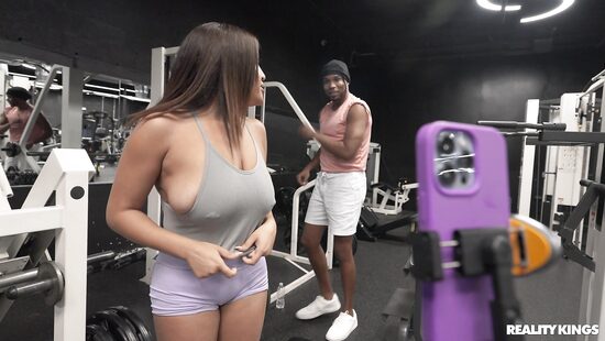 Фитнес-клуб закрыт, но ножки раздвинуты