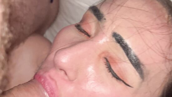 Делает миньет . Русская сосет