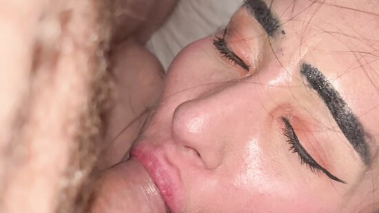 Делает миньет . Русская сосет