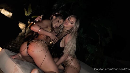 Разминка превращается в лесбийский гимн