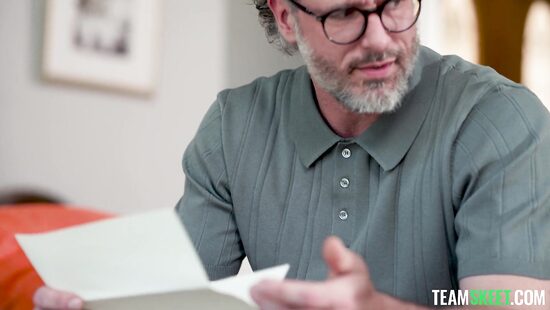 Письма под дверью и шоу для наблюдателей