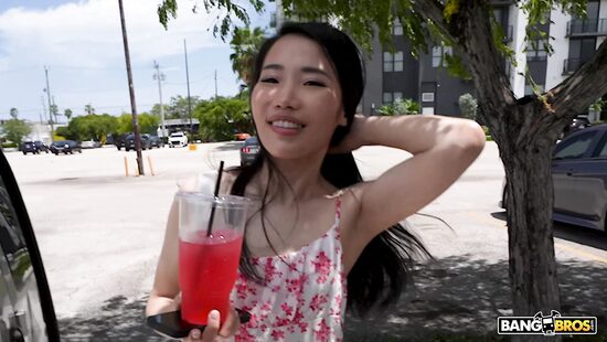 Азиатка на чёрных американских горках