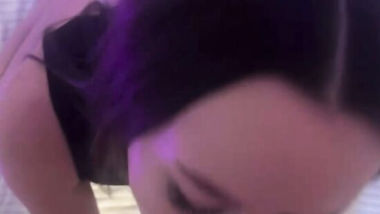 Сосет член с заглотом