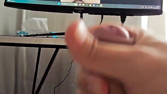 Кончил на сладкую киску)