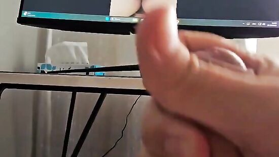 Кончил на сладкую киску)