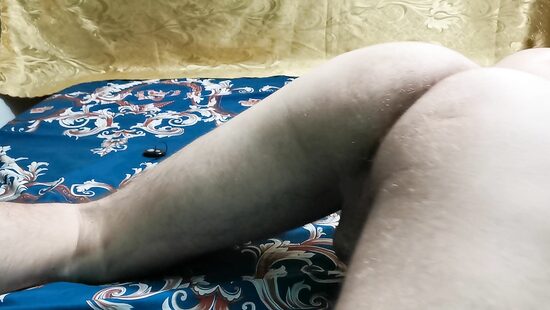 Горячим членом сексуально трахаю свою кроватку!