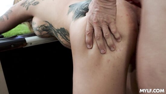 Едет трахтор неспеша, спермой в яйцах тарахтя