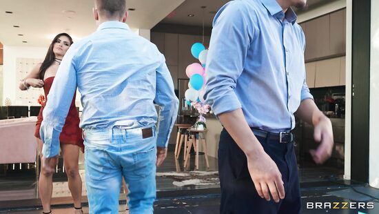 Гендер-пати у подружек под платьем