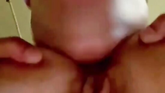 Лижу киску шлюшке