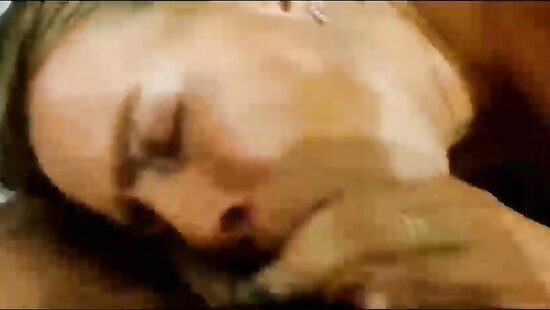 Друг поделился видео, где он с двумя своими друзьями по кругу пустили одну милфетку!)