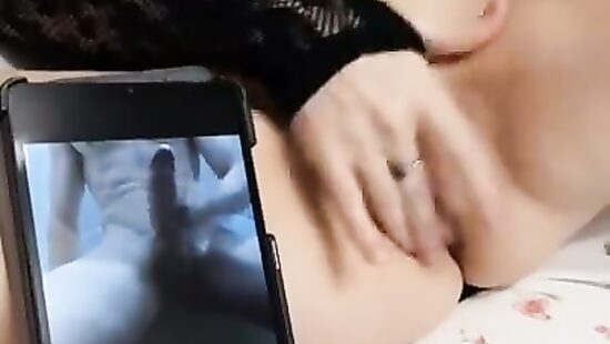 Ласкает киску