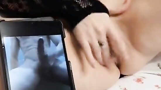 Ласкает киску