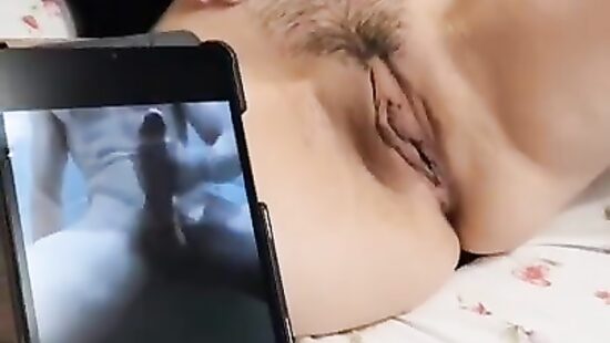 Ласкает киску