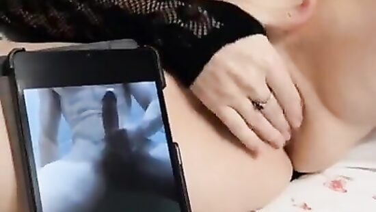 Ласкает киску