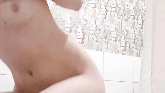 Решила чуть чуть подрочить в ванной)