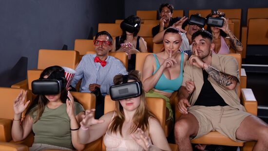 В кинозале ещё не сосали