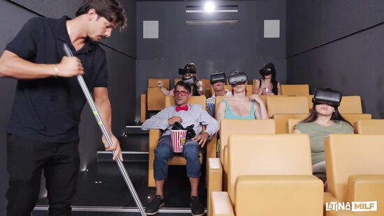 В кинозале ещё не сосали