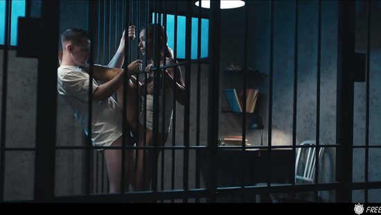 За решеткой часики тикают медленно