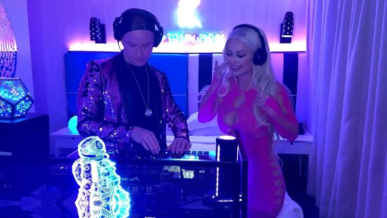 Диджей, поставь свой член в киску