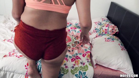 Озабоченный ловелас жестко оттрахал в бритую письку жопастую потаскушку