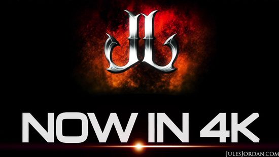 Бесстрашная красотка впустила в киску здоровенный чёрный член