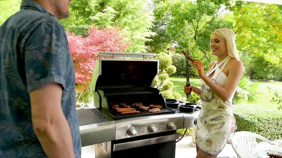 Завелась от вида жаренных колбасок и вместо еды предложила групповуху