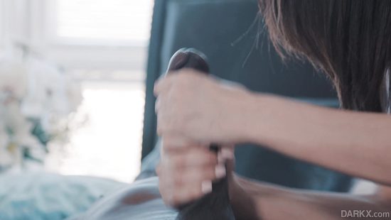 Чернокожий парень засадил огромный член в пилотку худенькой студентки